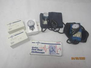 lot 367 image: TOTAL OF 3 SPYGMOMANOMETER ANEROID HAND HELD GAUGES , 2 ADULT SPYGMOMANOMETER CUFF KIT AND DUAL HEAD STETHOSCOPE&nbsp
