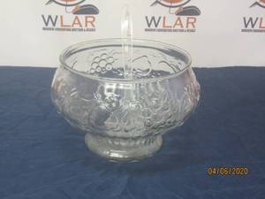 lot 383 image: 1950S JEANNETT EMBOSSED FRUIT CLEAR GLASS VINTAGE PUNCH BOWL WITH LADLE&nbsp