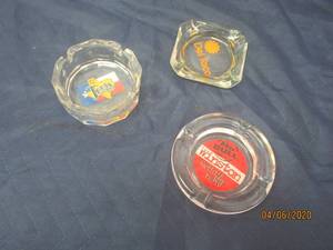lot 393 image: TOTAL OF 3 GLASS VINTAGE ASH TRAYS&nbsp