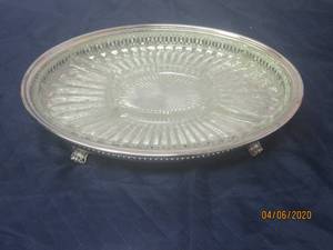 lot 395 image: VINTAGE 14 INCH DIVIDED GLASS SERVING DISH WITH FOOTED METAL STAND&nbsp