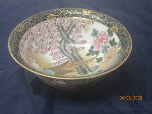 lot 398 image: VINTAGE H.F.P MACAU SATSUMA 9DIAM HAND PAINTED BOWL&nbsp