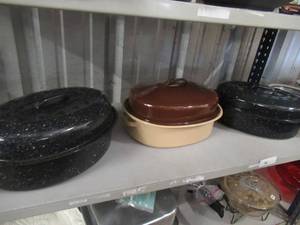 lot 56 image: PORCELAIN COATED OVEN ROASTER PAN AND 2 COVERED OVEN ROASTERS