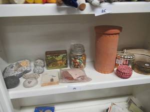 lot 25 image: DECORATIVE ROCKS AND CONTENTS OF SHELF