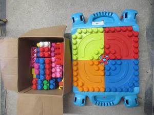 lot 32 image: MEGA BLOKS PLAY SET WITH TRACK CASSETTE BLOKS AND CARS