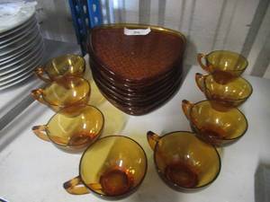 lot 36 image: ANTIGO TRUNK VINTAGE DAISY AND BUTTON LUNCHEON PLATE AND CUP SET BY LANCASTER (ANCHOR HOCKING) SET OF 8 (16 PIECES)