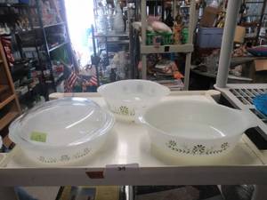 lot 39 image: McKEE GLASBAKE CASSEROLE DISHES IN MILKGLASS OVENWARE