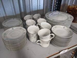 lot 49 image: ELLINGTON FINE PORCELAIN CHINA FULL SERVICE FOR 12 INCLUDING CUPS AND SAUCERS 60 PEICE SET