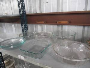 lot 54 image: PYREX OVENWARE, PYREX MIXING BOWLS, PYREX PIE DISH, PYREX COBBLER DISH AND PYREX CASSEROLE DISHES SOME HAVE COVERS