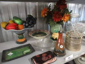 lot 55 image: KITCHEN ITEM INCLUDING SUSHI PLATE, SOY SAUCE BOTTLE,  CITRUS JUICER, FRUIT STAND AND MORE