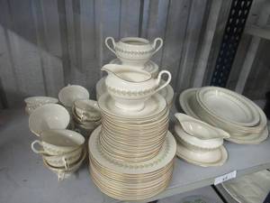 lot 62 image: CASTLETON CHINA DINNERWARE SET GROSVENOR PATTERN SERVICE FOR 12 INCLUDING OVAL SERVING PLATTERS SERVING BOWLS GRAVY BOWL