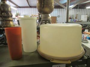 lot 63 image: EXTRA LARGE TUPPERWARE CAKE CARRIER, TUPPERWARE TUMBLER AND BEVERAGE STORAGE CONTAINER