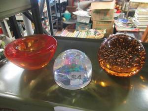 lot 65 image: COLLECTIBLE PAPER WEIGHTS