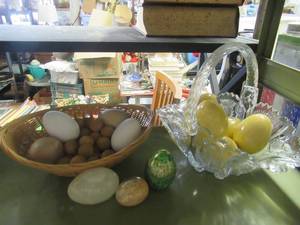 lot 66 image: DECORATIVE MARBLE EGGS CERAMIC GOOSE EGGS IN GLASS BASKET