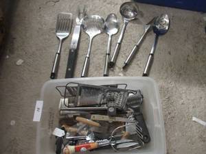 lot 81 image: STAINLESS STEEL HANDLE KITCHEN UTINSIL SET AND A BOX OF ASSORTED KITCHEN TOOLS AND GADGETS