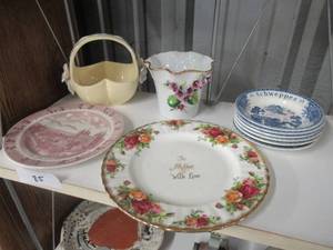 lot 85 image: VERY NICE COLLECTION OF DECORATIVE PLATES AND OTHER COLLECTIBLES