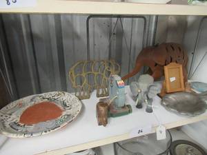 lot 86 image: ELEPHANT COLLECTIBLES