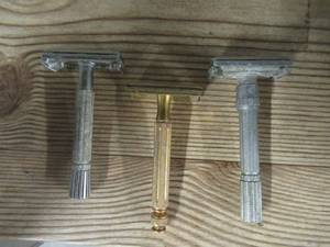 lot 110 image: VINTAGE DOUBLE EDGE SAFTY RAZOR HANDLES
