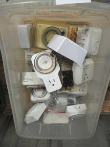 lot 112 image: LAMP AND APPLIANCE TIMERS GREAT FOR COFFEE POTS NIGHT LIGHTS OR MAKING IT LOOK LIKE SOMEOME IS HOME WHEN YOU ARE NOT NEVER COME HOME TO A DARK HOUSE