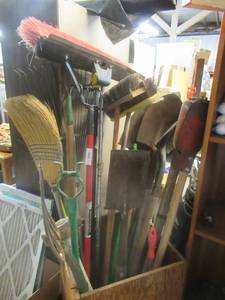 lot 144 image: OUTDOOR YARD TOOLS INCLUDING POSTHOLE DIGGER, PITCH FORK, 4 SHOVELS, 3 BROOMS, RAKES, SLEDGE HAMMER, AND MORE