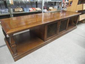 lot 151 image: SOLID OAK COFFEE TABLE WITH 2 DOORS 66 X 21 X 16. MATCHES LOT 155. IN EXCELLENT CONDITION