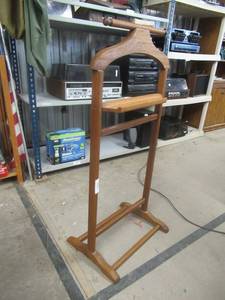lot 153 image: GENTLEMANS RACK 41 X 18
