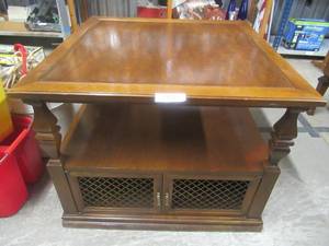 lot 155 image: SOLID OAK END SIDE TABLE WITH 2 DOORS 28 X 28 X 22 MATCHES LOT 151. NICE PIECE