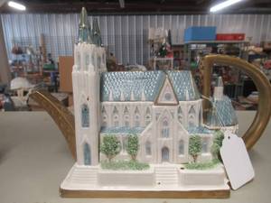 lot 159 image: FITZ AND FLOYD ST. PATRICKS CATHEDRAL TEA POT LIMITED EDITION NUMBERED 1392 OF 5000