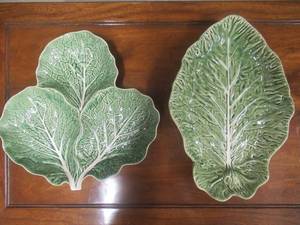 lot 162 image: BARDALLO PINHEIRO CABBAGE PLATTER 15 AND LEAF PLATTER 13
