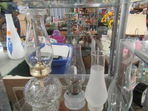 lot 165 image: 2 VINTAGE GLASS OIL LAMPS AND 2 GLOBES WITH LAMP OIL
