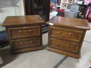 lot 175 image: SOLID WOOD MATCHING BED SIDE TABLES WITH 2 DRAWERS 18 X 26 X 24