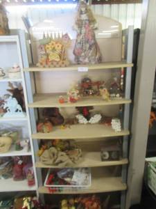 lot 181 image: THANKSGIVING DECOR INCLUDING AUTUMN WOOD DISPLAY, CERAMIC THANKSGIVING DISPLAYS, 2 TURKEYS AND MORE