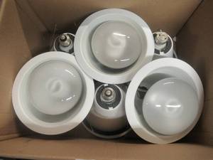 lot 186 image: 6 COMMERCIAL 6 WHITE RECESSED LIGHT HOUSINGS WITH BULBS UNUSED
