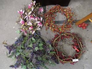 lot 195 image: 4 DECORATIVE SEASONAL WREATHS