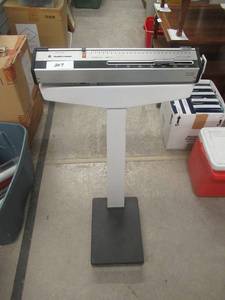 lot 207 image: VINTAGE HEALTH O METER DOCTORS SCALE MODEL# 230