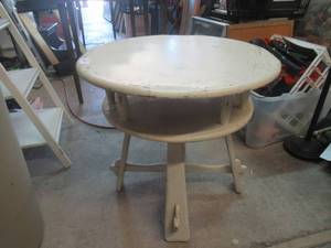 lot 215 image: VINTAGE SOLID WOOD ROUND TABLE 24 ROUND X 23 TALL