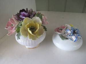 lot 229 image: HEATHCOTE HALL FINE BONE PORCELIAN CHINA OF FLOWERS IN A VASE AND SANDFORD FINE BONE CHINA OF FLOWER BASKET BOTH MADE IN ENGLAND