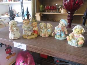 lot 237 image: CHERISHED TEDDIES COLLECTIBLE CERAMICS FIGURES