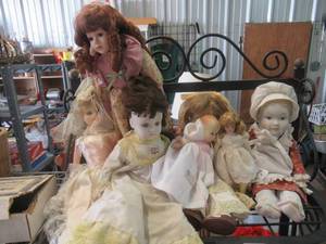 lot 240 image: VINTAGE DOLL COLLECTION