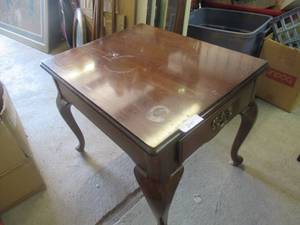 lot 241 image: SOLID OAK ENDSIDE TABLE 26 X 21 X 21