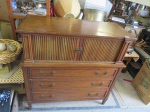 lot 247 image: 1960 DREXEL GENUINE MAHOGANY DESK WITH 3 DRAWERS, SLIDING CLOSING DOORS AND CENTER DRAWER 44 X 20 X 44