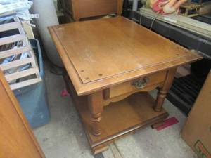 lot 249 image: SOLID OAK END TABLE WITH SINGLE DRAWER 22 X 28 X 20