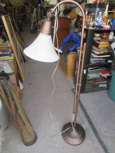 lot 256 image: ADJUSTABLE BRONZE FINISH FLOOR LAMP