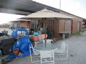 lot 263 image: METAL AND GLASS OUTDOOR PATIO TABLE WITH 4 CHAIRS AND UMBRELLA