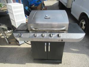 lot 265 image: CHARBROIL COMMERCIAL SERIES STAINLESS STEEL PROPANE GRILL WITH SUREFIRE IGNITION, PROPANE TANK AND COVER