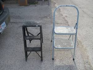 lot 268 image: METAL STEP LADDER AND SMALL ALUMINIUM STEP LADDER