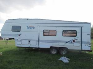 lot 272 image: TAHOE RV NEEDS EXTREME WORK BUT HAS SOLID FRAME WITH TANDEM AXLES AND GOOD WHEELS AND TIRES. CLEAR TITLE