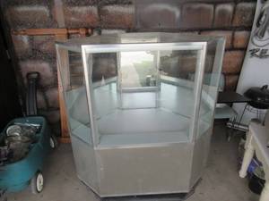 lot 284 image: RETAIL DISPLAY COUNTER WITH LIGHTS IN GLASS AND ALUMINIUM UNDER WOOD 48 X 26 X 55 MATCHES LOTS 285, 286 AND 287