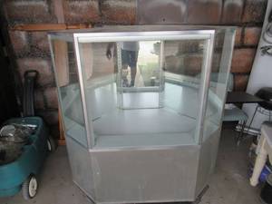 lot 287 image: RETAIL DISPLAY COUNTER WITH LIGHTS IN GLASS AND ALUMINIUM UNDER WOOD 48 X 26 X 55 MATCHES LOTS 284, 285 AND 286. ONE PANEL HAS CRACKED GLASS
