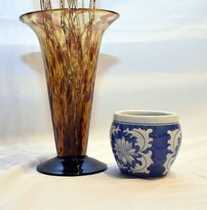 lot 21 image: 2 Vases
