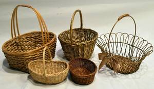 lot 27 image: Lot of Baskets